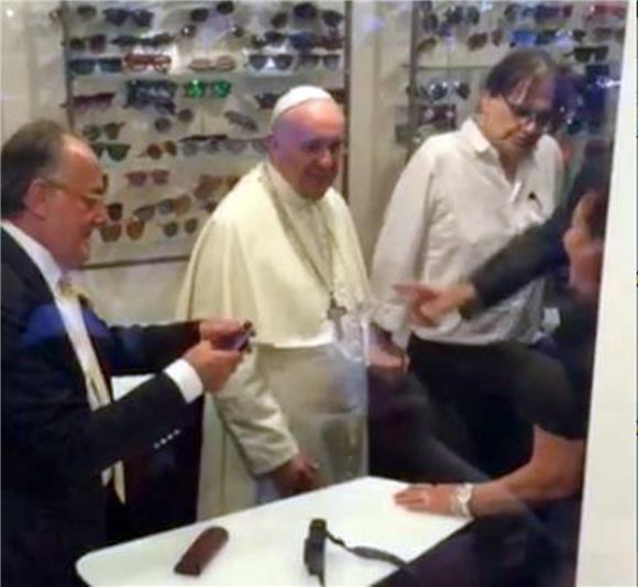 ITALY PEOPLE POPE BUYS NEW GLASSES