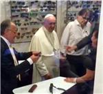 ITALY PEOPLE POPE BUYS NEW GLASSES