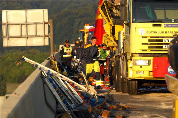 Karlovac: u sudaru tri kamiona poginuo vozač 