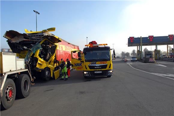 Karlovac: u sudaru tri kamiona poginuo vozač 