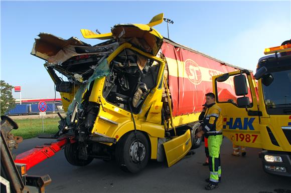 Karlovac: u sudaru tri kamiona poginuo vozač 