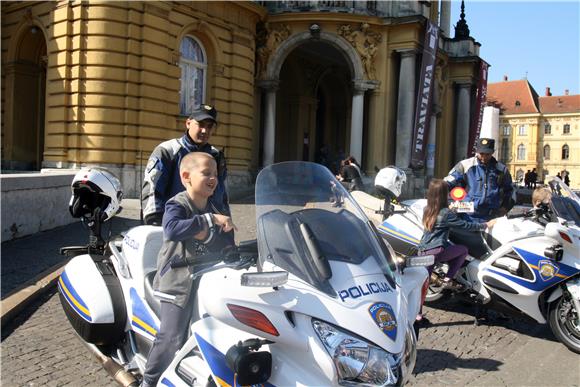 Akcija 'Poštujte naše znakove' ispred HNK