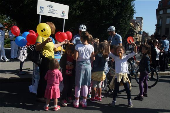 Akcija 'Poštujte naše znakove' ispred HNK