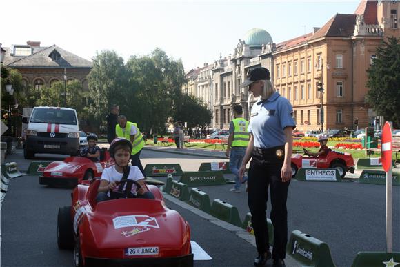 Akcija 'Poštujte naše znakove' ispred HNK