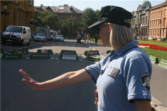 Akcija 'Poštujte naše znakove' ispred HNK