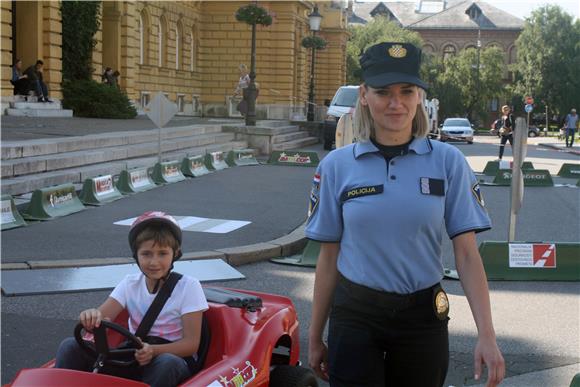 Akcija 'Poštujte naše znakove' ispred HNK