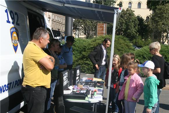 Akcija 'Poštujte naše znakove' ispred HNK