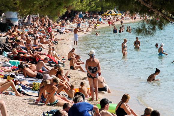 Turisti na plažama u Makarskoj u rujnu