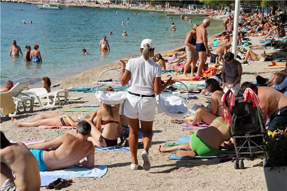 Turisti na plažama u Makarskoj u rujnu