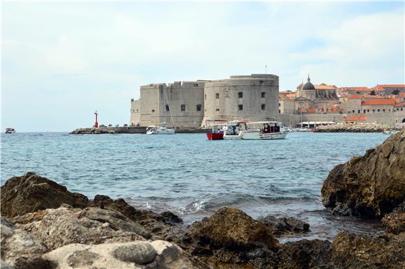 Kupači na dubrovačkoj plaži Banje