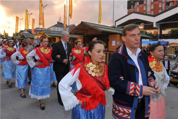 Otvorene Folklorne večeri uoči 50. Vinkovačkih jeseni