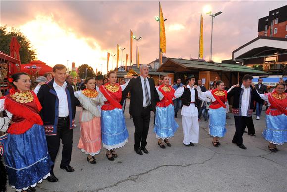 Otvorene Folklorne večeri uoči 50. Vinkovačkih jeseni