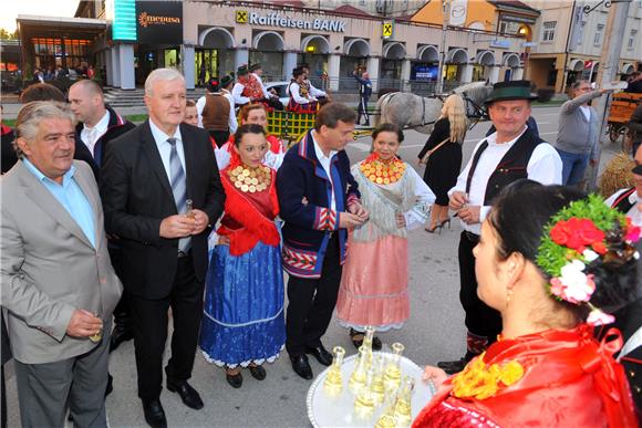 Otvorene Folklorne večeri uoči 50. Vinkovačkih jeseni