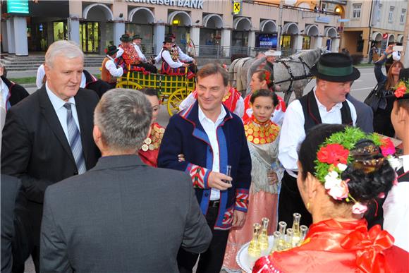 Otvorene Folklorne večeri uoči 50. Vinkovačkih jeseni