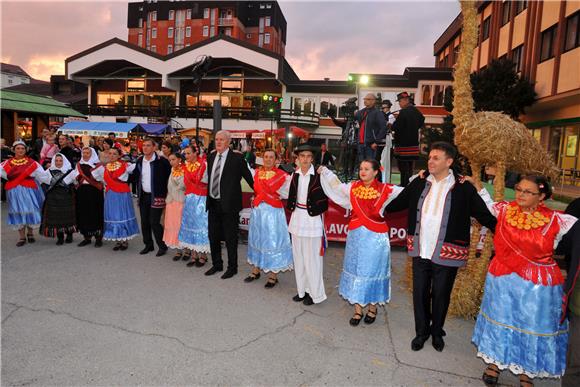 Otvorene Folklorne večeri uoči 50. Vinkovačkih jeseni