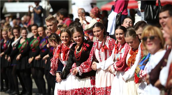 U sklopu Dječjih vinkovačkih jeseni gradom prodefiliralo 2.500 najmlađih