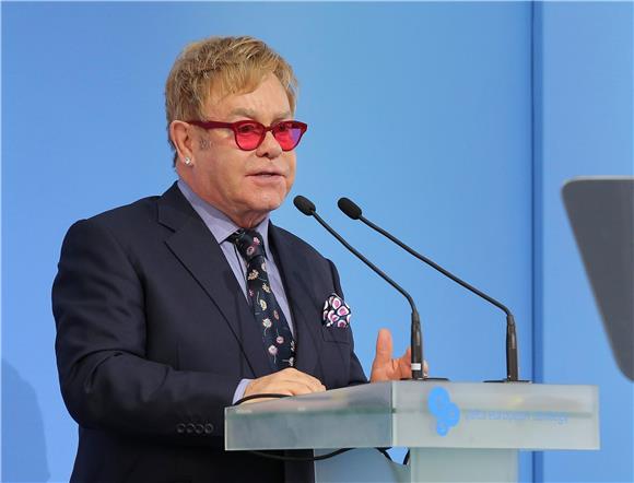 Elton John želi s Putinom razgovarati o gay pravima