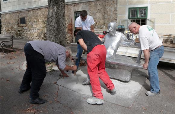 Skulptura 'Matoš na klupi' vraćena na Strossmayerovo šetalište