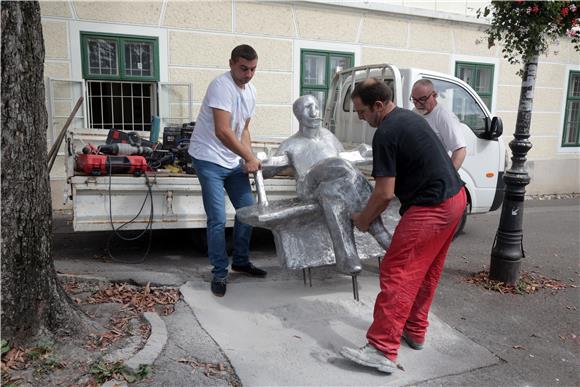 Skulptura 'Matoš na klupi' vraćena na Strossmayerovo šetalište