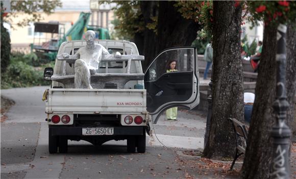 Skulptura 'Matoš na klupi' vraćena na Strossmayerovo šetalište