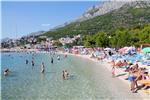 Pune plaže u Baškoj vodi