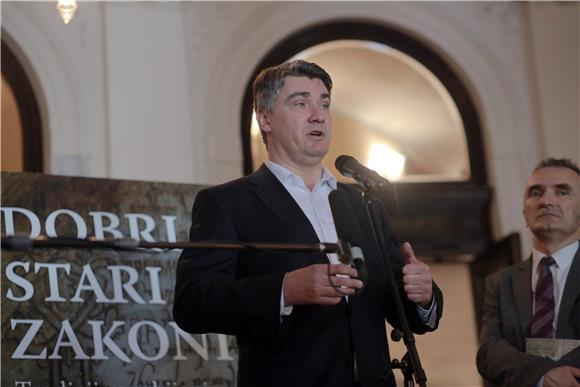 Milanovic expects refugees to continue using Hungarian route