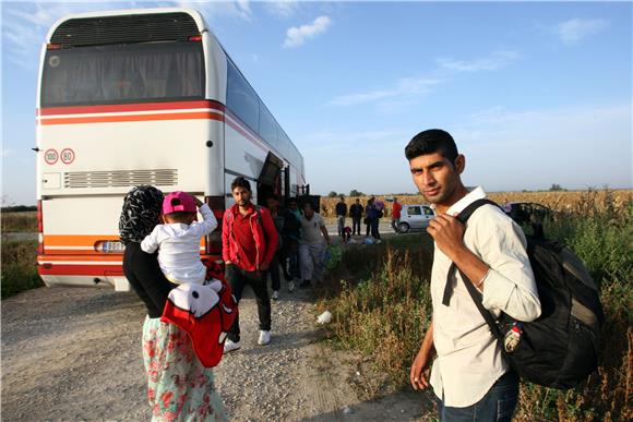 IZBJEGLICE Tri autobusa s izbjeglicama idu prema Ježevu, Sisku i Kutini