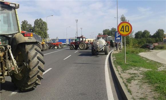 Poljoprivrednici u BiH blokirali prijelaz Orašje-Županja