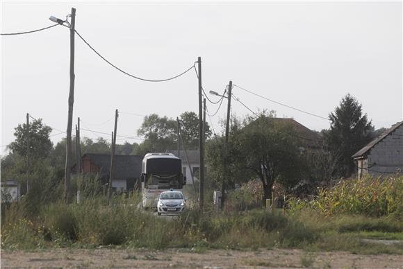 IZBJEGLICE U tri autobusa došli u Ježevo; u Vinkovce stigao vlak za prihvat izbjeglica