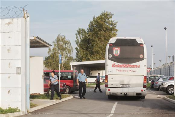 Refugees arrive at Jezevo registration centre, refugee train arrives in Vinkovci