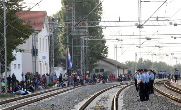 IZBJEGLICE Nakon prebacivanja migranata u Ježevo vlak se vraća u Tovarnik