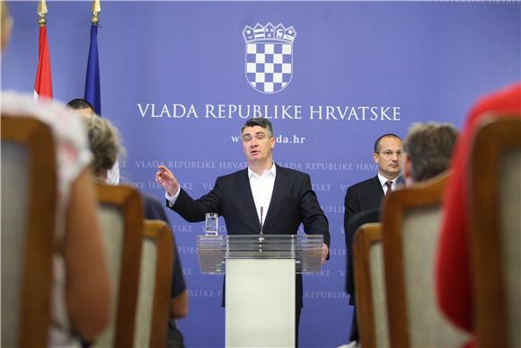 Konferencija za medije premijera RH Zorana Milanovića