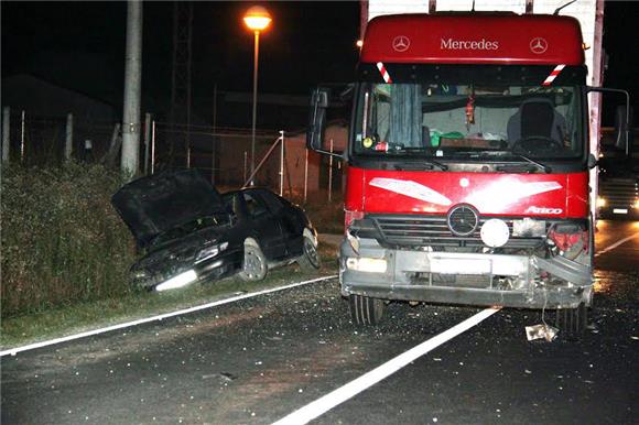 Pijan i bez vozačke odvezao suprugu u smrt, dijete se bori za život