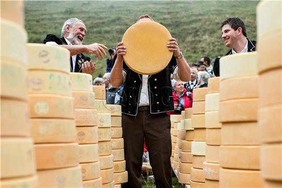 SWITZERLAND TRADITIONS CHAESTEILET