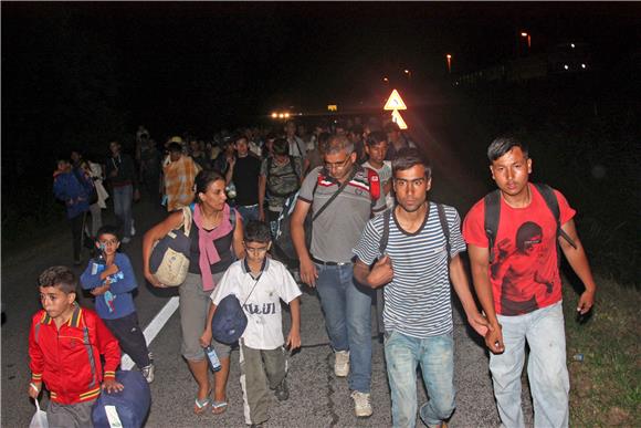 Around 4,000 refugees cross over from Croatia to Hungary in last 12 hours 