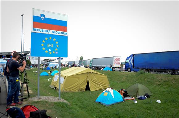 IZBJEGLICE U Sloveniju ušlo oko 1.300 izbjeglica, neki nastavljaju pješice prema Austriji 