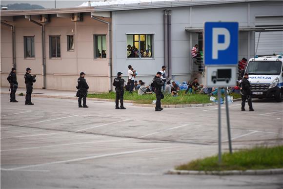 IZBJEGLICE U Sloveniju ušlo oko 1.300 izbjeglica, neki nastavljaju pješice prema Austriji 