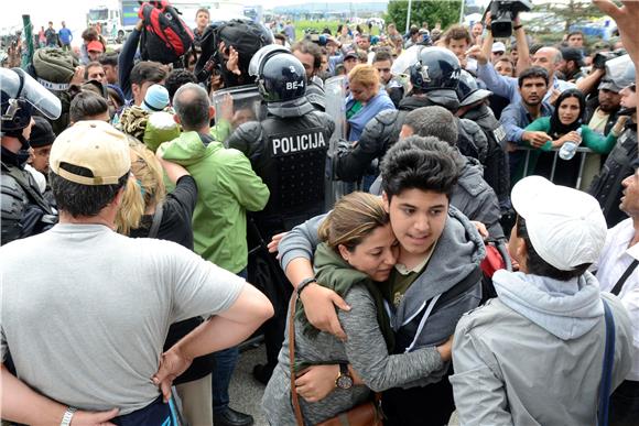 IZBJEGLICE U Sloveniju ušlo oko 1.300 izbjeglica, neki nastavljaju pješice prema Austriji 