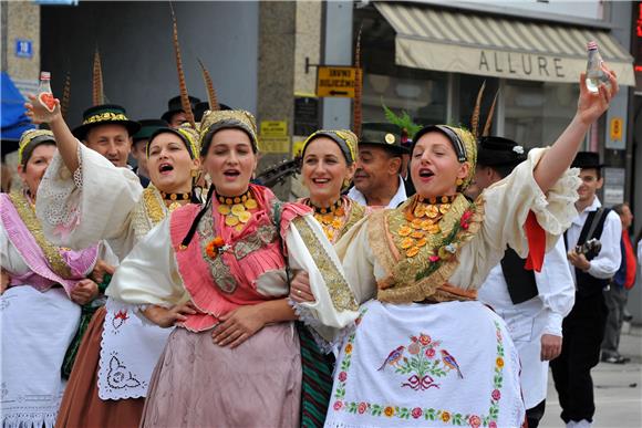 U svečanom mimohodu 50. Vinkovačkih jeseni više od 4.000 njegovatelja folklorne tradicije