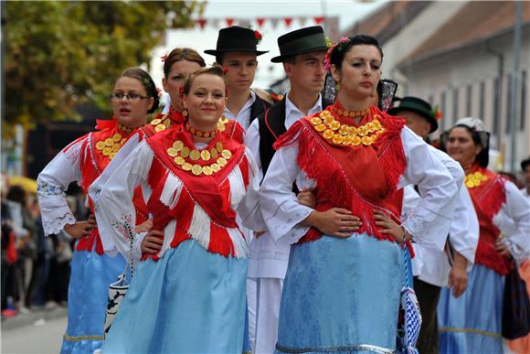 U svečanom mimohodu 50. Vinkovačkih jeseni više od 4.000 njegovatelja folklorne tradicije