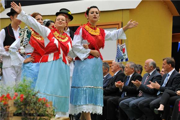 U svečanom mimohodu 50. Vinkovačkih jeseni više od 4.000 njegovatelja folklorne tradicije