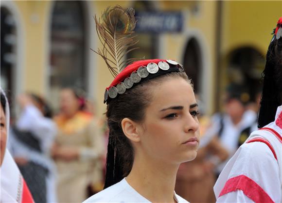 U svečanom mimohodu 50. Vinkovačkih jeseni više od 4.000 njegovatelja folklorne tradicije