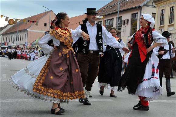 U svečanom mimohodu 50. Vinkovačkih jeseni više od 4.000 njegovatelja folklorne tradicije