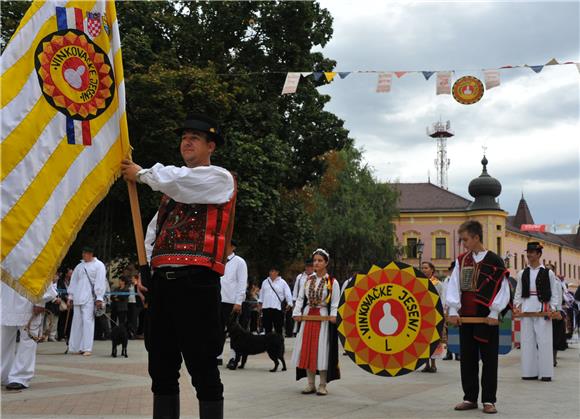 U svečanom mimohodu 50. Vinkovačkih jeseni više od 4.000 njegovatelja folklorne tradicije