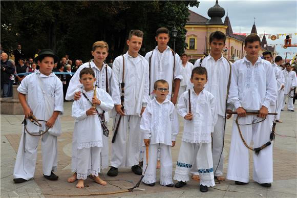 U svečanom mimohodu 50. Vinkovačkih jeseni više od 4.000 njegovatelja folklorne tradicije