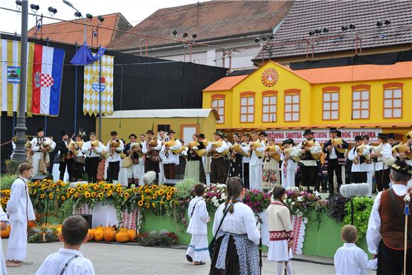 U svečanom mimohodu 50. Vinkovačkih jeseni više od 4.000 njegovatelja folklorne tradicije