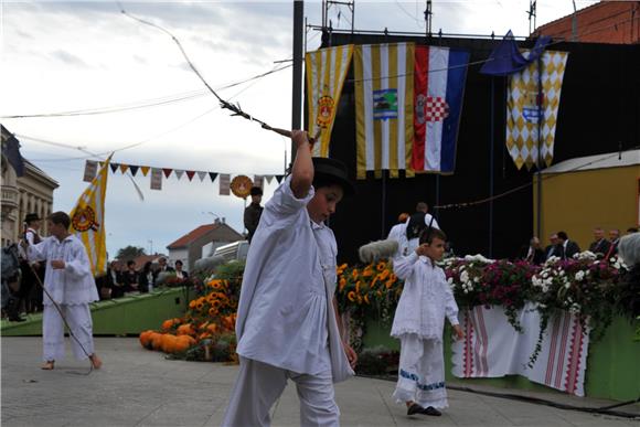 U svečanom mimohodu 50. Vinkovačkih jeseni više od 4.000 njegovatelja folklorne tradicije