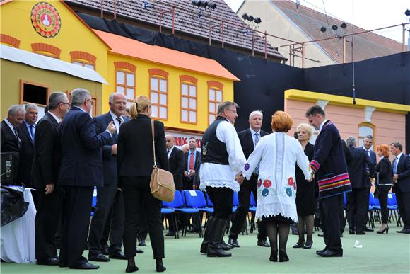 U svečanom mimohodu 50. Vinkovačkih jeseni više od 4.000 njegovatelja folklorne tradicije