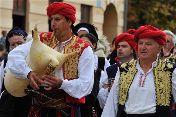 U svečanom mimohodu 50. Vinkovačkih jeseni više od 4.000 njegovatelja folklorne tradicije