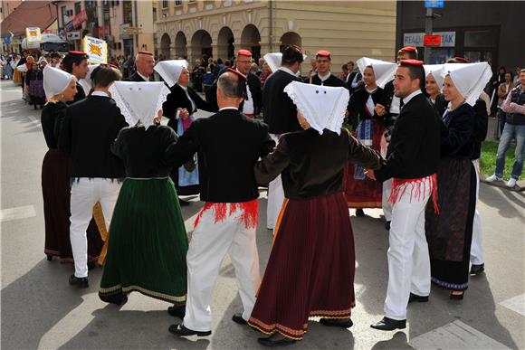 U svečanom mimohodu 50. Vinkovačkih jeseni više od 4.000 njegovatelja folklorne tradicije